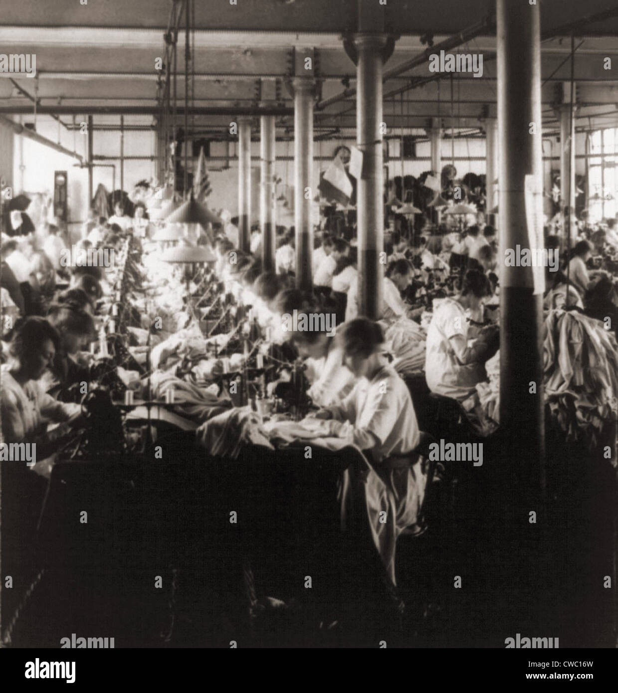 Les femmes travaillant à l'usine de machines à coudre à Leicester, Angleterre. 1923. Banque D'Images