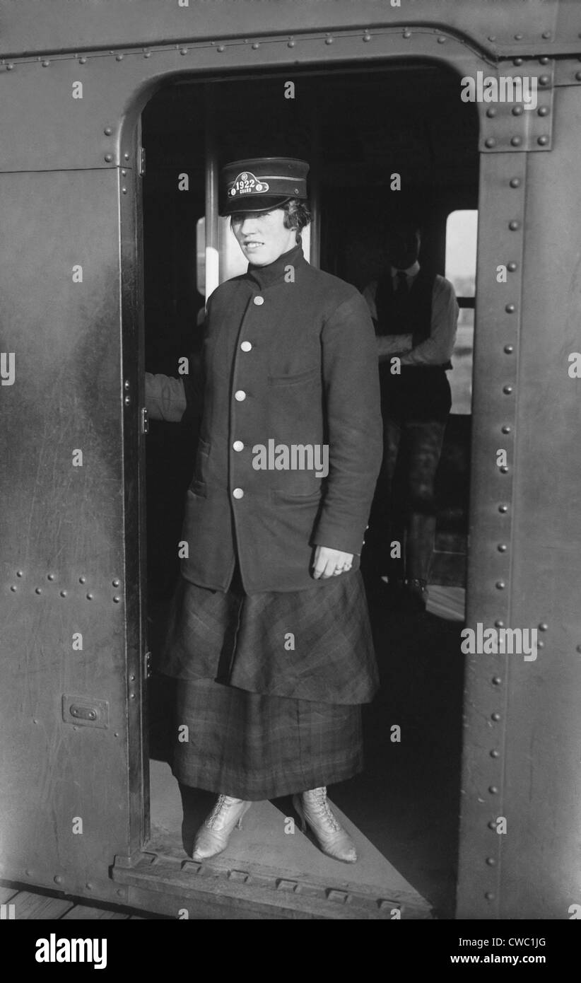 Femme en uniforme de la garde du métro Brooklyn se tient à la porte de train voiture. Ca. 1910. Banque D'Images