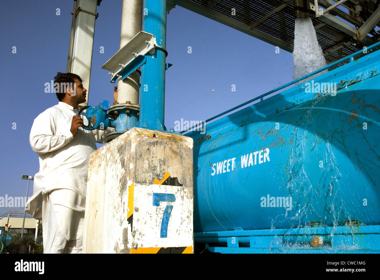 Dubaï, un camion est alimentée avec de l'eau Banque D'Images