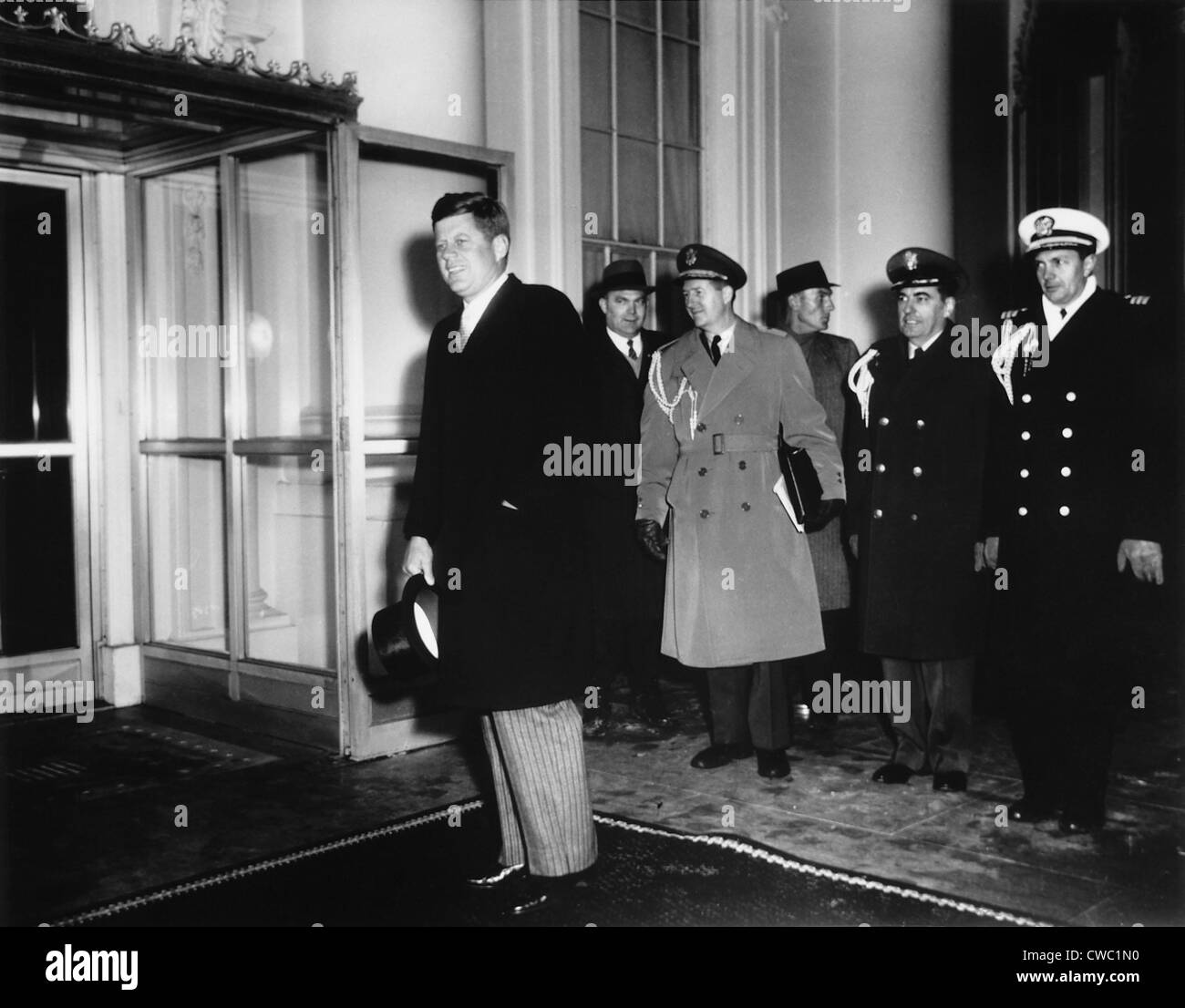 Le président Kennedy, accompagné par des officiers supérieurs de l'armée, revient à la Maison Blanche après avoir assisté à première Banque D'Images