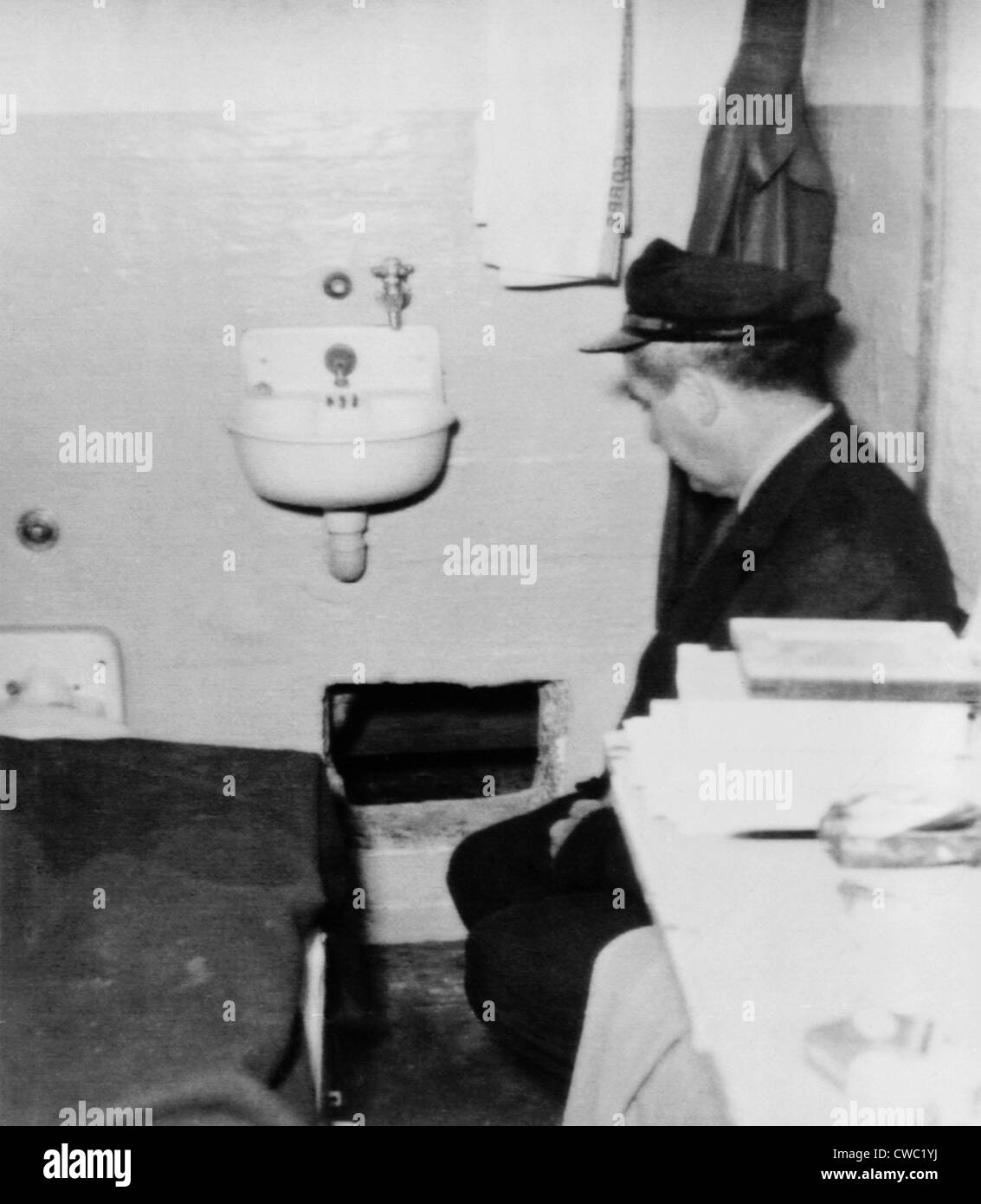 Gardien de prison se trouve à l'intérieur de la cellule d'Alcatraz avec un trou dans le mur à travers lequel l'un des trois prisonniers Frank Lee Morris Banque D'Images