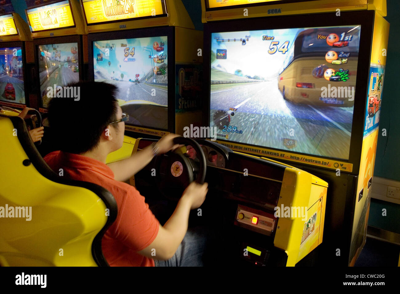 Dubaï, l'homme conduit une voiture de course sur l'ordinateur Banque D'Images