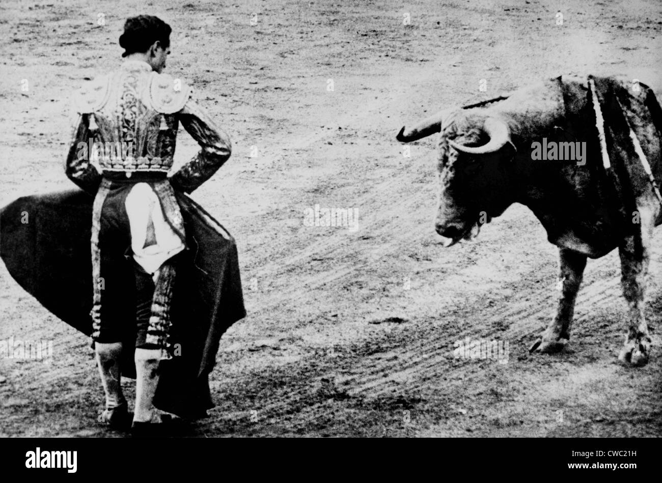 Matador espagnol Emilio Redondo est titulaire d'azur avant un taureau. Ca. 1960. Banque D'Images
