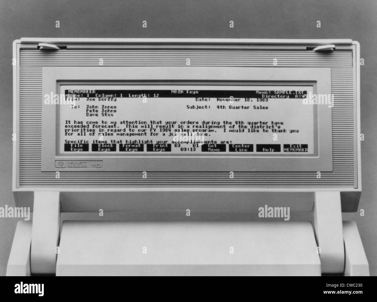 L'ordinateur portable 1983 110 Hewlett-Packard Memomaker pesait 9 livres. Le système d'exploitation MS-DOS 2.11 et il a utilisé le Banque D'Images