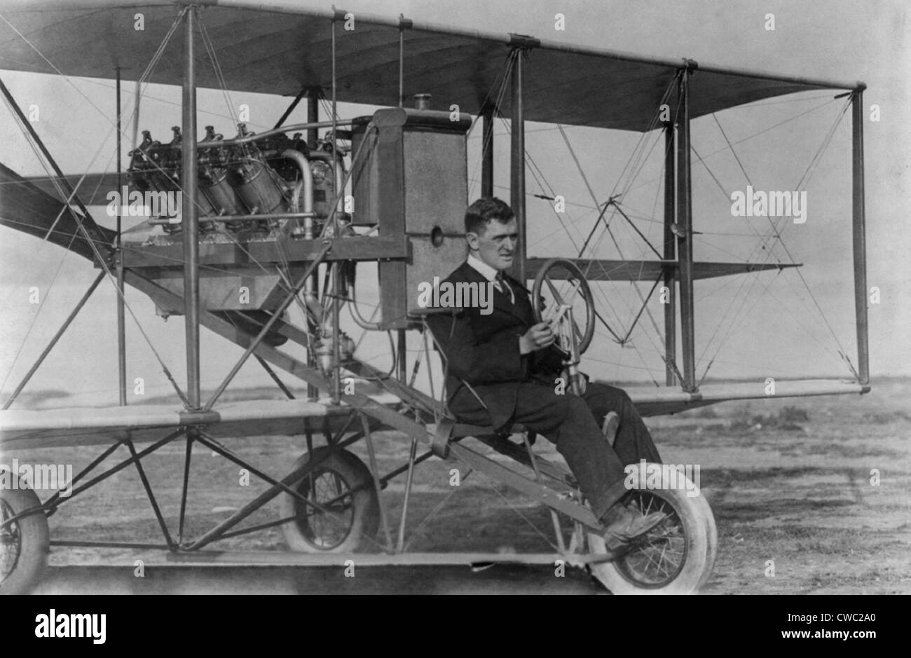 J. Lincoln Beachey 1887-1915 un célèbre aviateur américain et pilote cascadeur un biplan en 1912. Il a exécuté des boucles et des plongées Banque D'Images