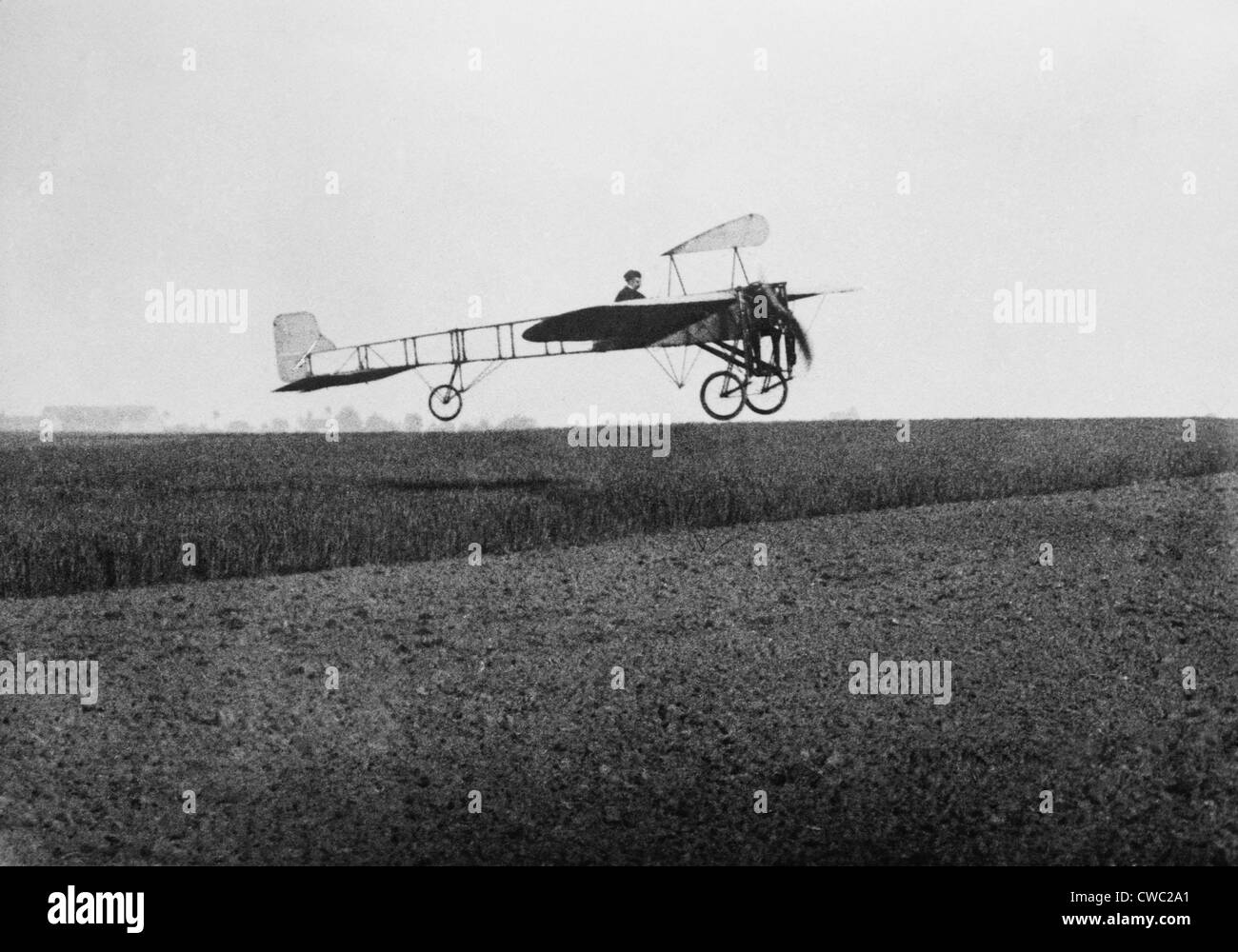 Louis Blériot 1872-1936 en vol au-dessus d'un champ, le 5 mai 1909 probablement au cours de la pratique s'exécute pour son 25 juillet 1909 37 minutes Banque D'Images