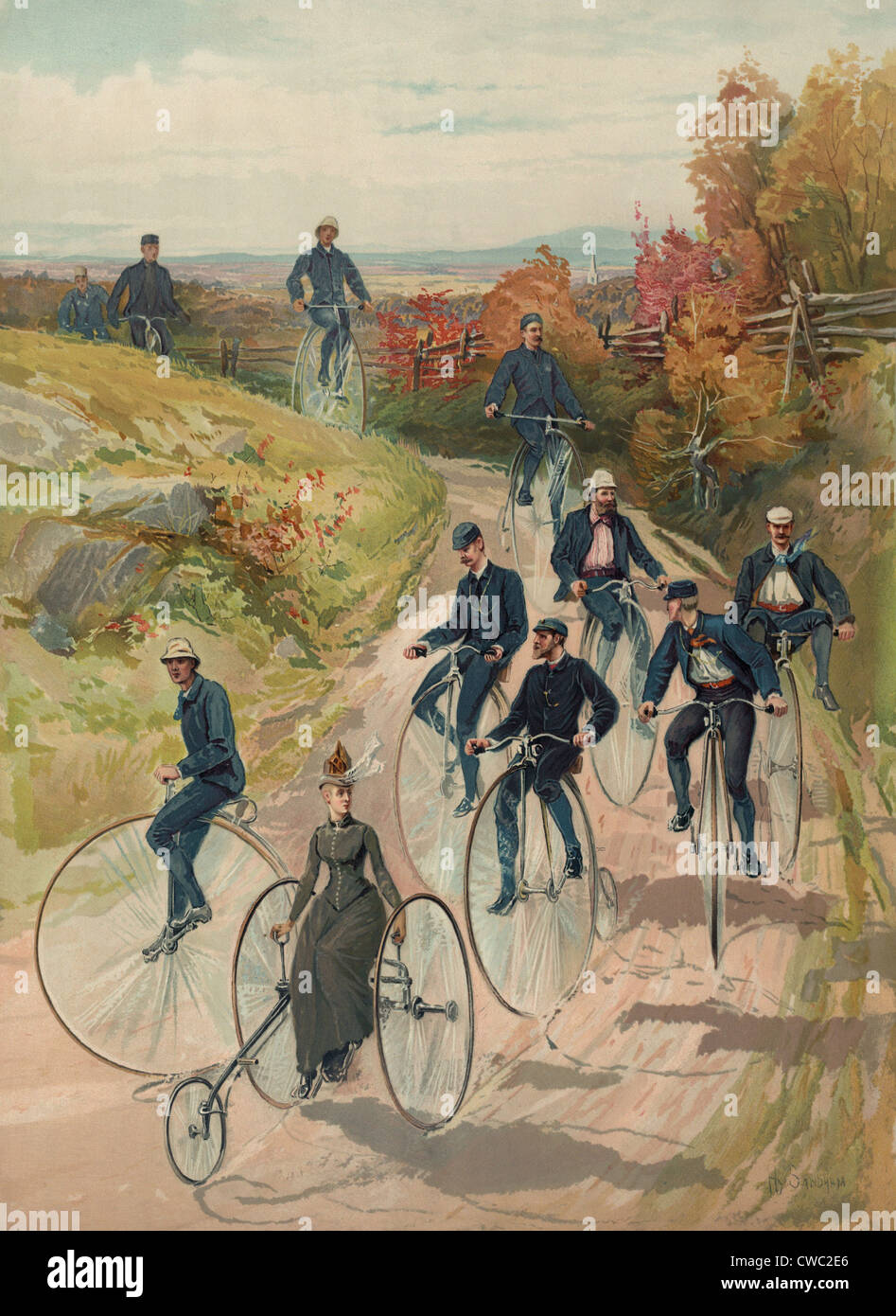 Randonnée à vélo dans le pays. Plusieurs hommes sur des bicyclettes rider et d'une femme sur un vélo à trois roues sur un chemin de terre dans un Banque D'Images