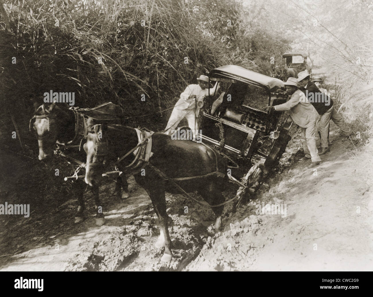 Trois hommes en costumes pousser calèche coincé dans la boue sur une route de Porto Rico en 1912. LC-DIG-hec-01567 Banque D'Images