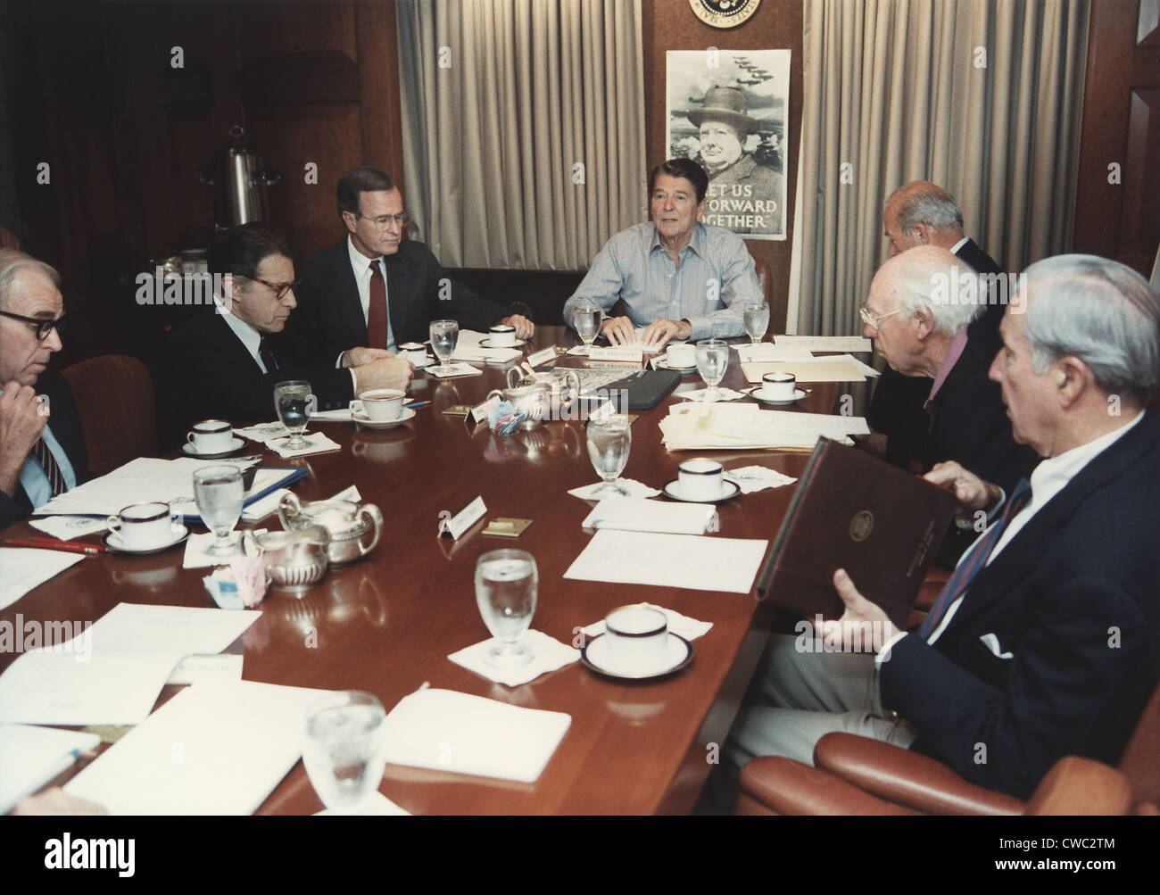 Le président Reagan, la tenue d'une réunion du Conseil national de sécurité sur le détournement de vol TWA 847 par les extrémistes chiites libanais dans Banque D'Images