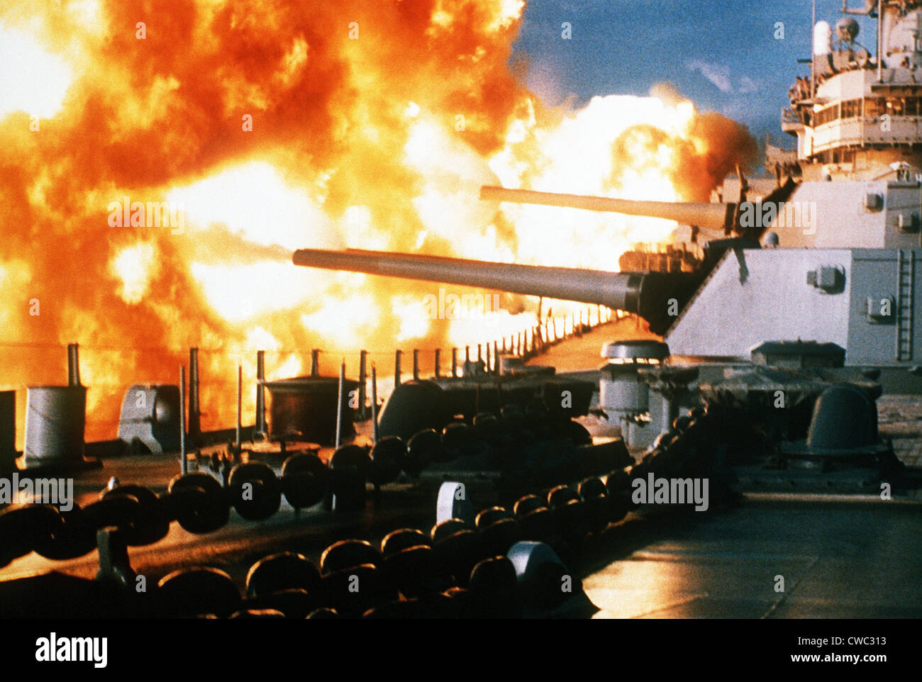 Le U.S.S. New Jersey bombarde la côte de Beyrouth Liban le 9 janvier 1984. (BSLOC 2011 3 17) Banque D'Images