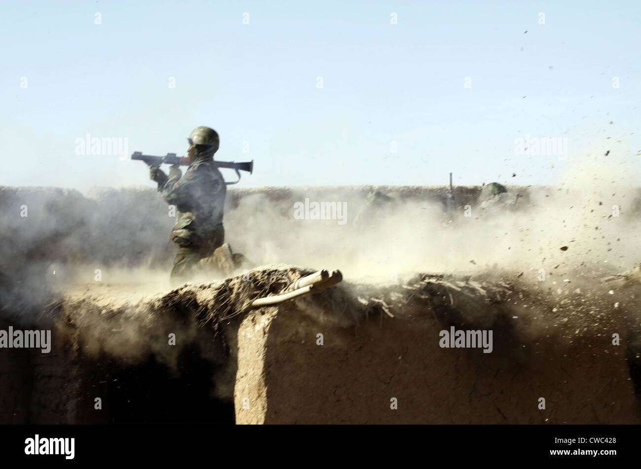 Un soldat de l'Armée nationale afghane de forêt une grenade à des insurgés talibans de Marjeh la province de Helmand. 9 fév. Banque D'Images