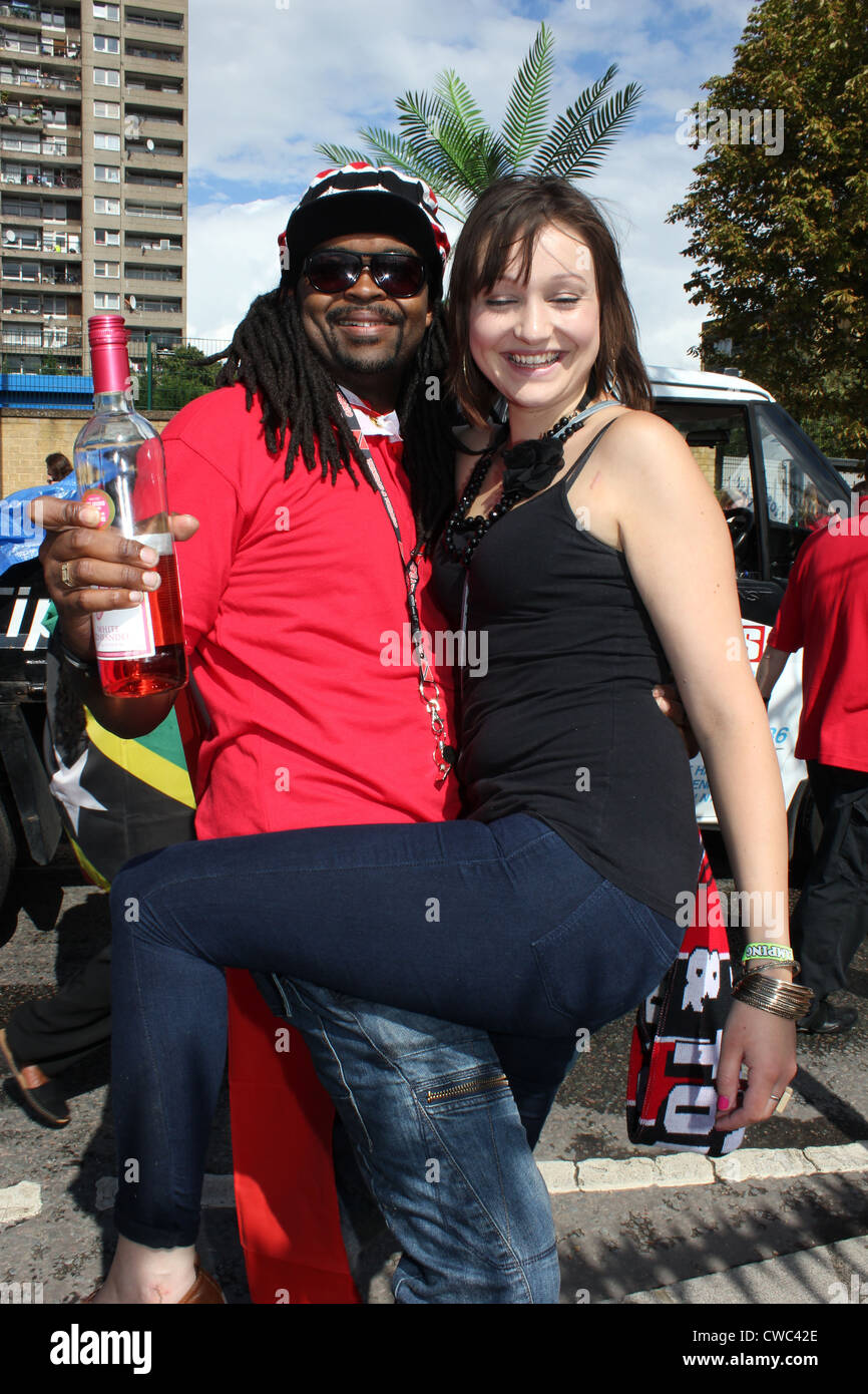Couple dancing at Notting Hill Carnival 2011 Annuel Banque D'Images