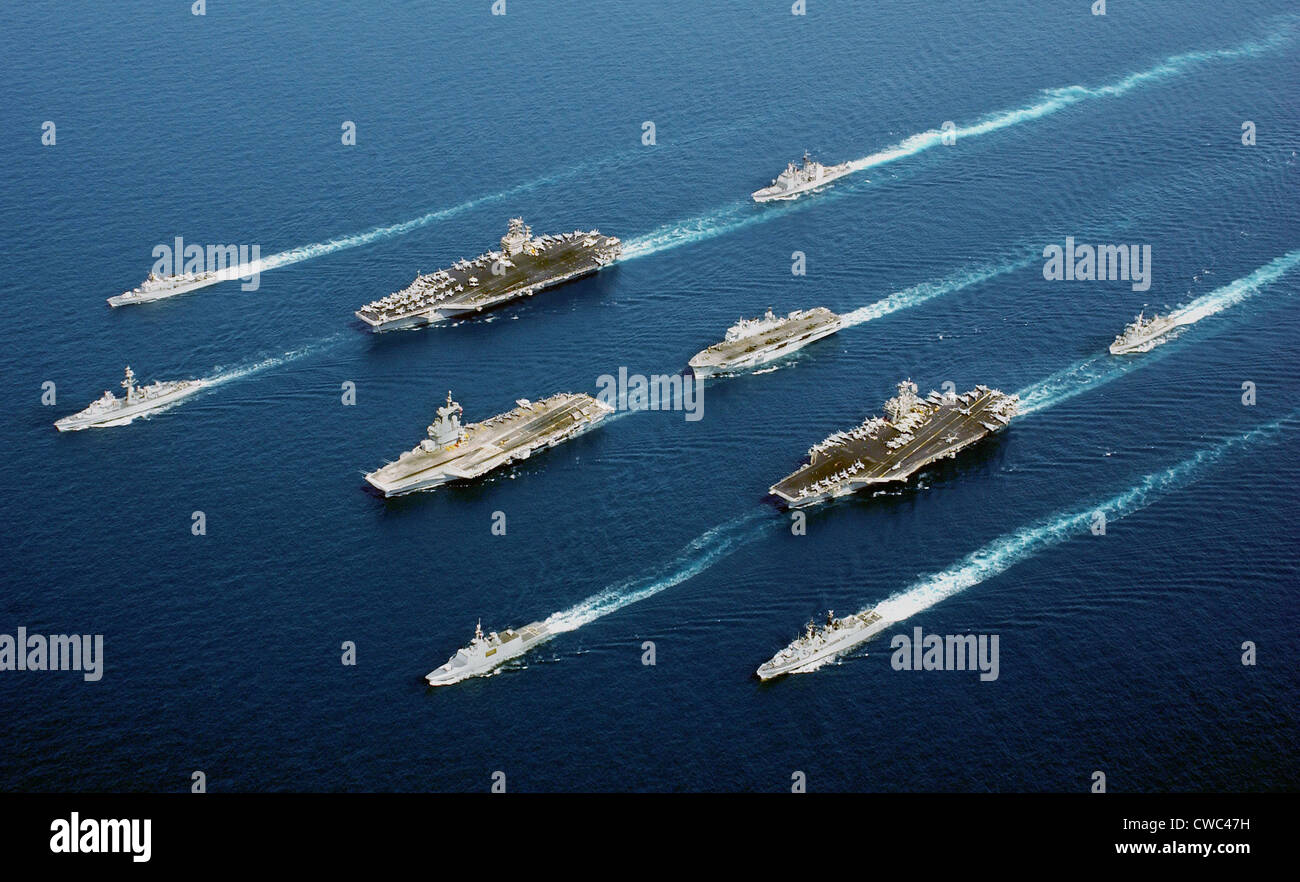 Les navires de guerre de cinq nations France Italie Pays-Bas Royaume-Uni et Etats-Unis voile en formation de parade. Dans quatre colonnes d'ordre décroissant Banque D'Images