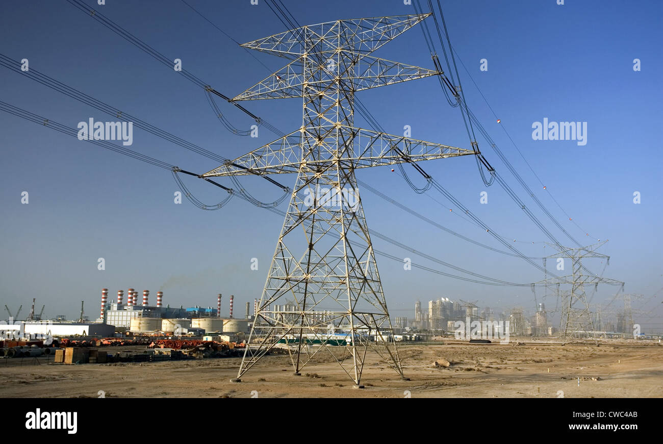 Dubaï, pylônes électriques dans le désert, dans l'arrièreplan le DEWA
