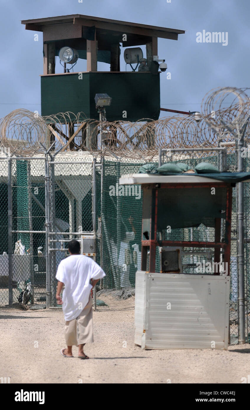 En vertu de la tour de garde d'un détenu promenades dans la cour de récréation au Camp Delta la prison militaire de présumés talibans et Banque D'Images