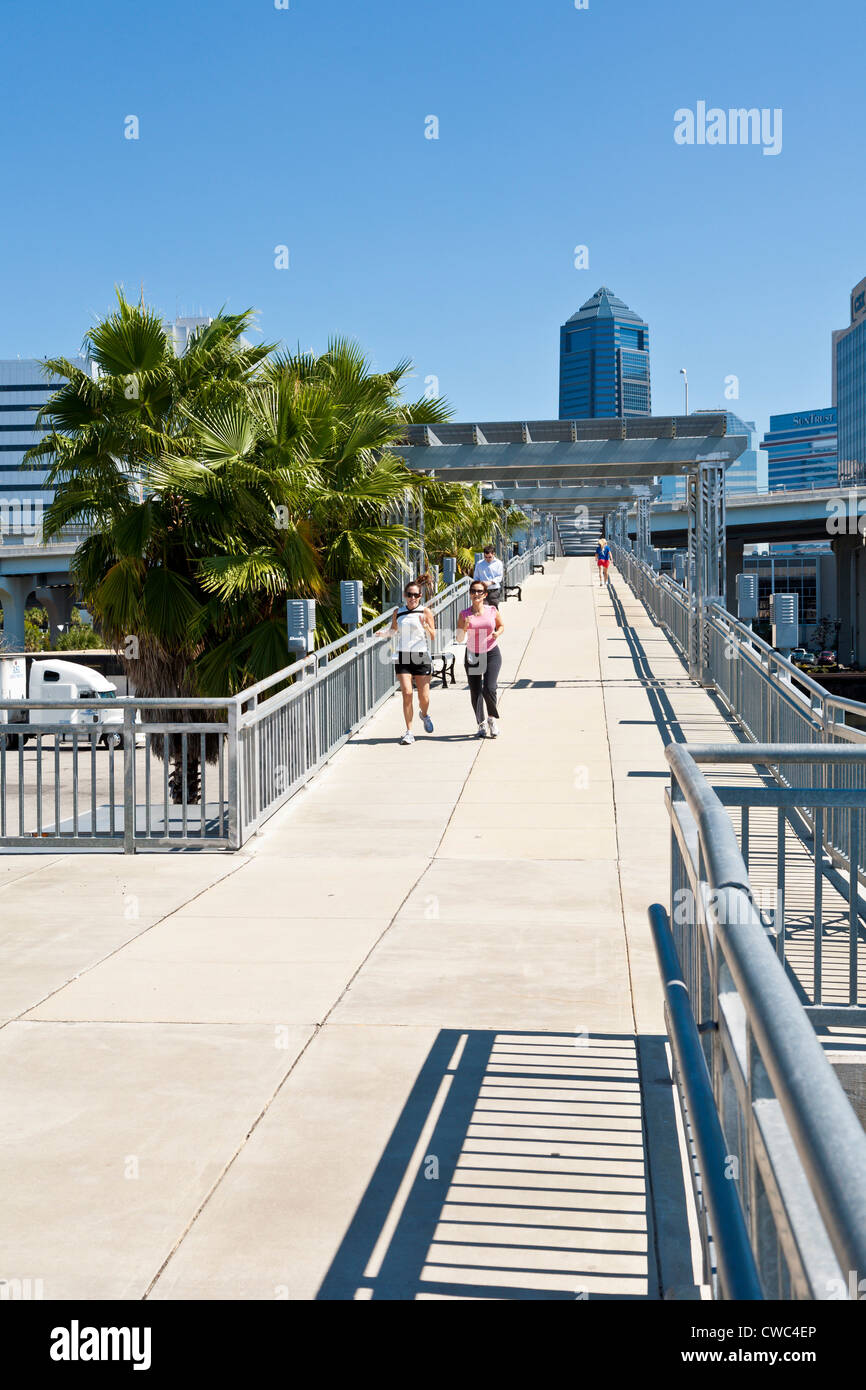 Les joggeurs et les promeneurs sur le pont piétonnier Riverwalk Northbank près du pont au centre-ville de Warren Fuller Jacksonville, FL Banque D'Images