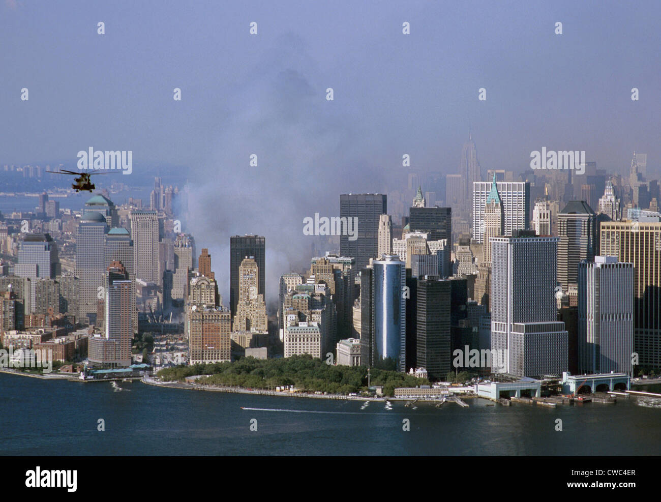 La fumée des ruines du World Trade Center, deux jours après les attaques terroristes du 11 septembre au nord de la ville de New York est une partie de la batterie Banque D'Images