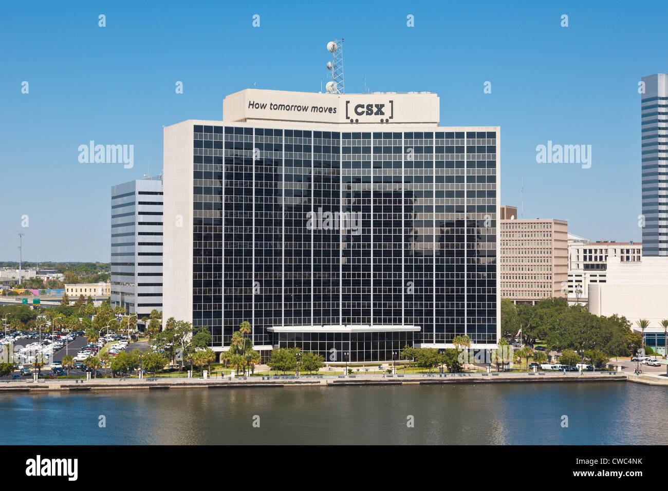 La CSX Transportation Building sur le Riverwalk Northbank au centre-ville de Jacksonville, FL Banque D'Images