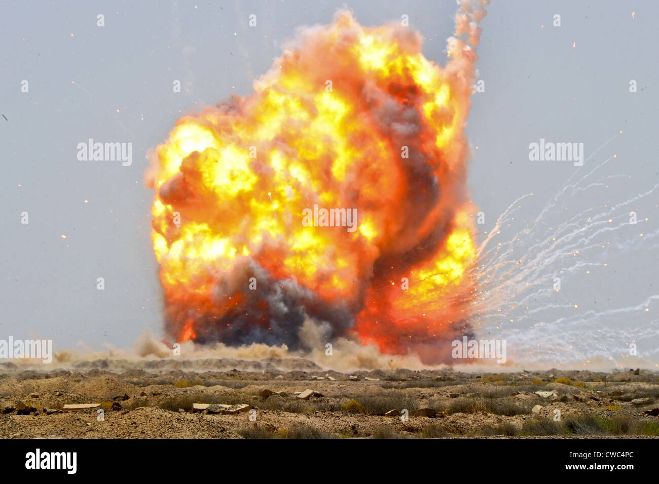 Une détonation d'explosifs capturés par des soldats irakiens et américains à l'extérieur de l'Irak 13 juillet 2010 Bassami. Banque D'Images