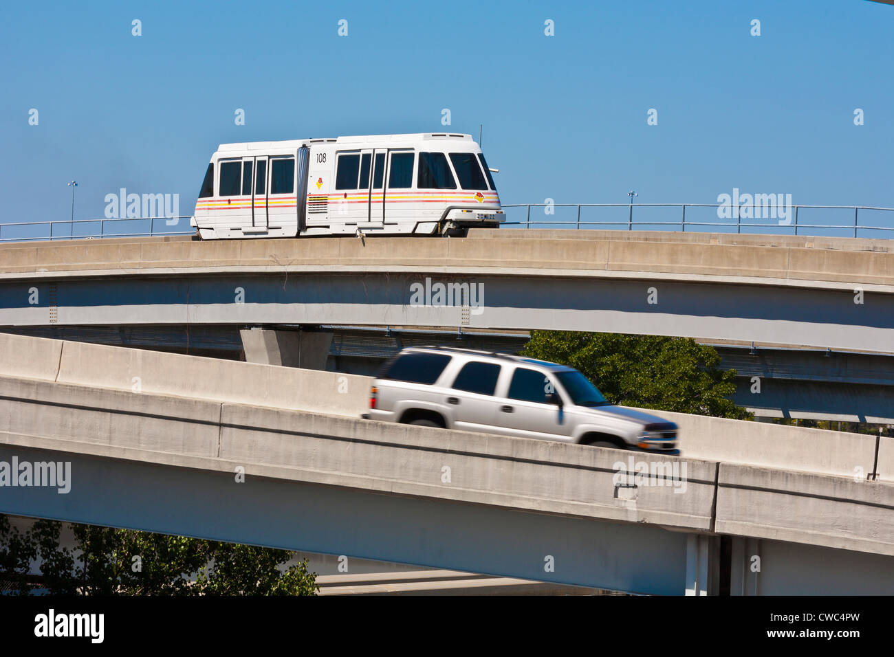 JTA Skyway train automatisé se déplace sur l'Acosta Pont sur la rivière Saint-Jean, au centre-ville de Jacksonville, FL Banque D'Images