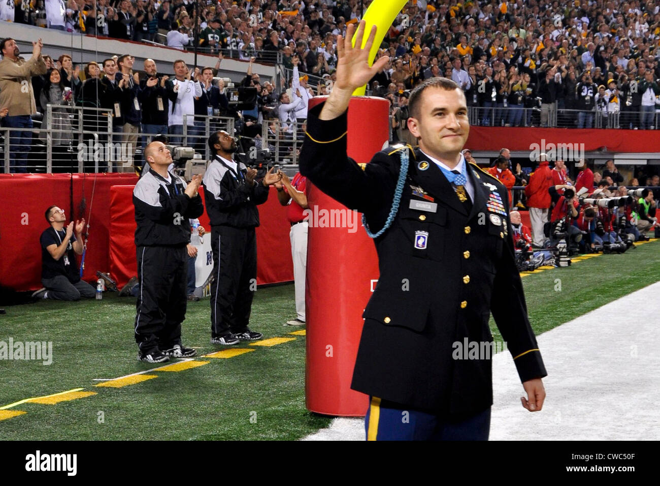 Récipiendaire de la médaille d'honneur du personnel de l'Armée de Sgt. Salvatore Giunta salue la foule lors de la Super Bowl XLV jeu. Giunta est la première Banque D'Images