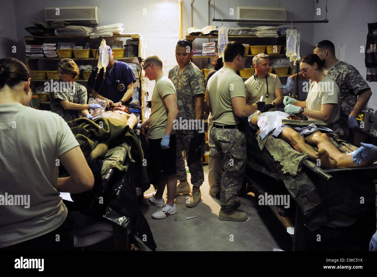 Des soldats afghans grièvement blessé par un engin explosif improvisé en Afghanistan à un Najabad champ US MEDICAL UNIT sur Avril Banque D'Images