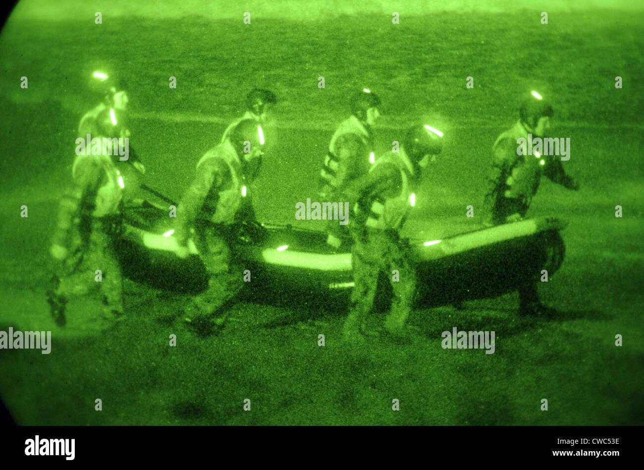 Les marins américains affectés à des travaux de démolition sous-marine de base/JOINT training class transporter un bateau gonflable pour le surf à San Diego Banque D'Images