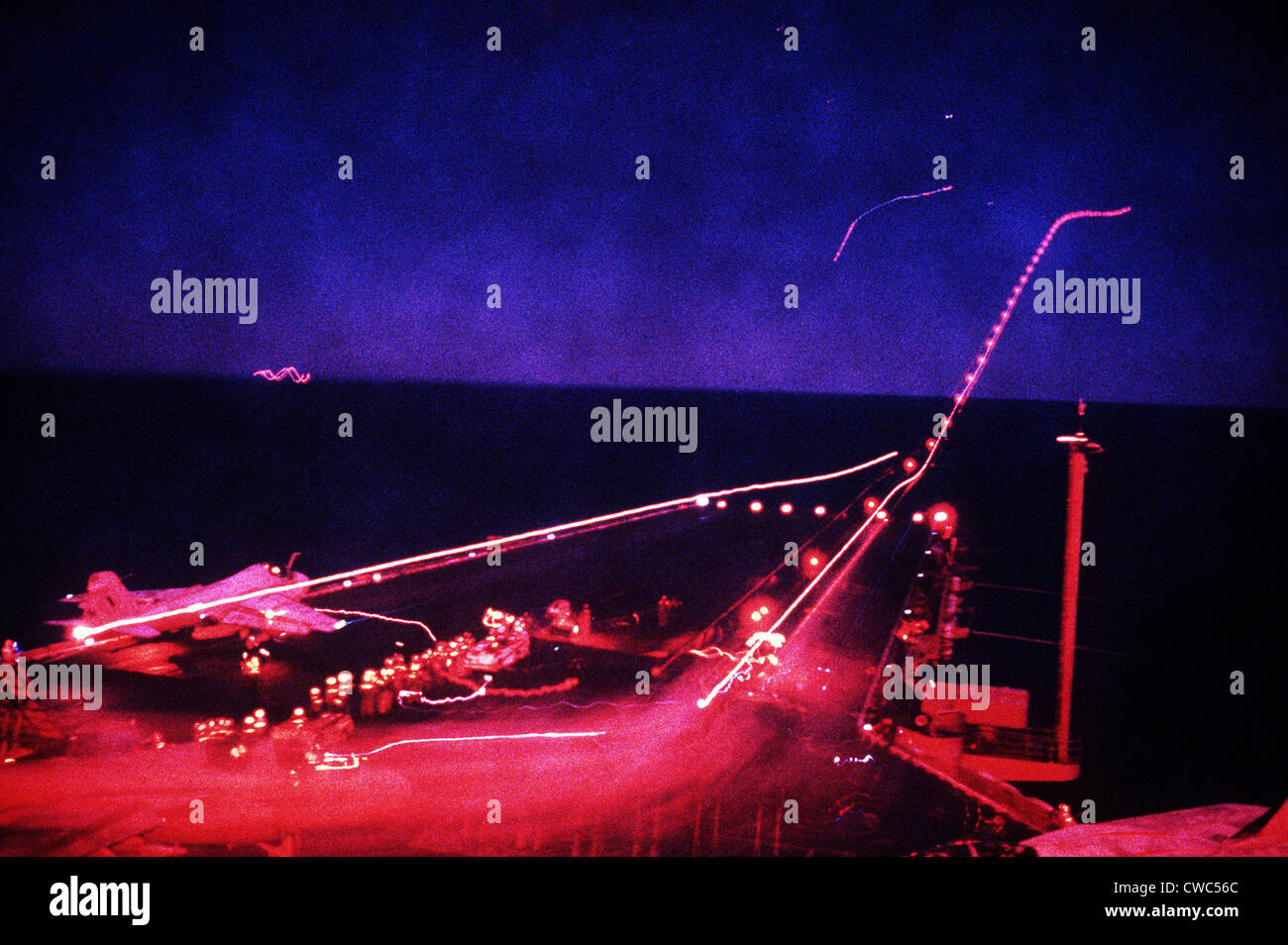 Nuit à bord du porte-avions USS Saratoga durant l'opération Tempête du désert de 1991. Le 1 février 1991. Banque D'Images