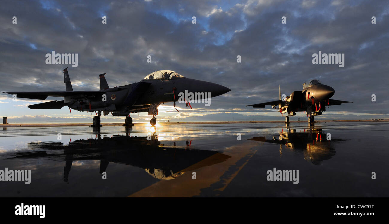 F-15 Strike Eagle fighters à Mountain Home Air Force Base, Texas au coucher du soleil. Le 6 décembre 2010. (BSLOC 2011 12 217) Banque D'Images