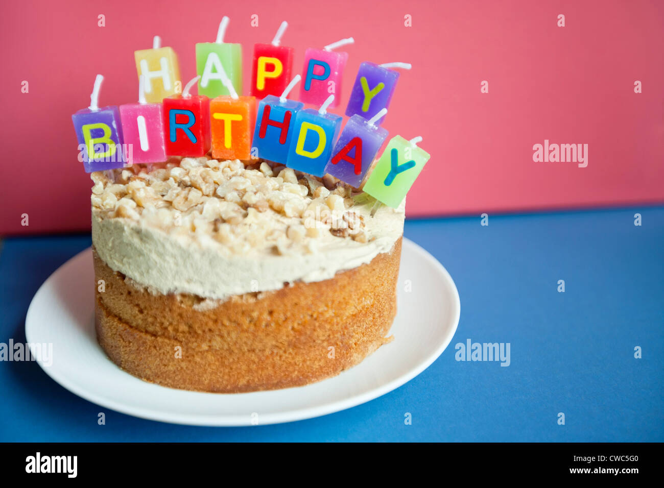 Close-up de bougies d'anniversaire sur fond de couleur au gâteau tarte Banque D'Images