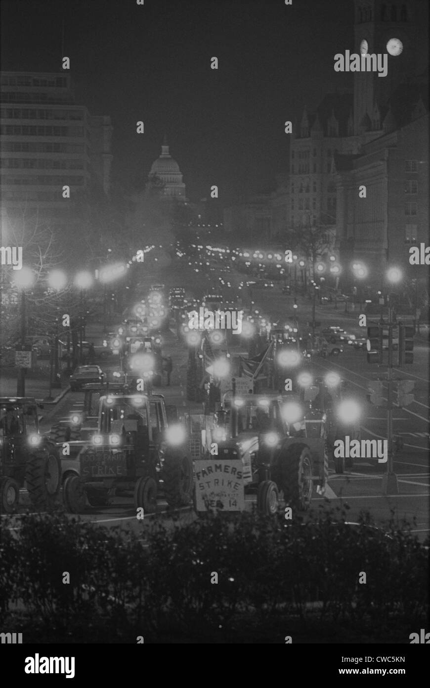 Conduite de tracteurs des agriculteurs vers le bas Pennsylvania Avenue dans le cadre d'un mouvement de l'Agriculture Américain de nuit pour protester contre la hausse Banque D'Images