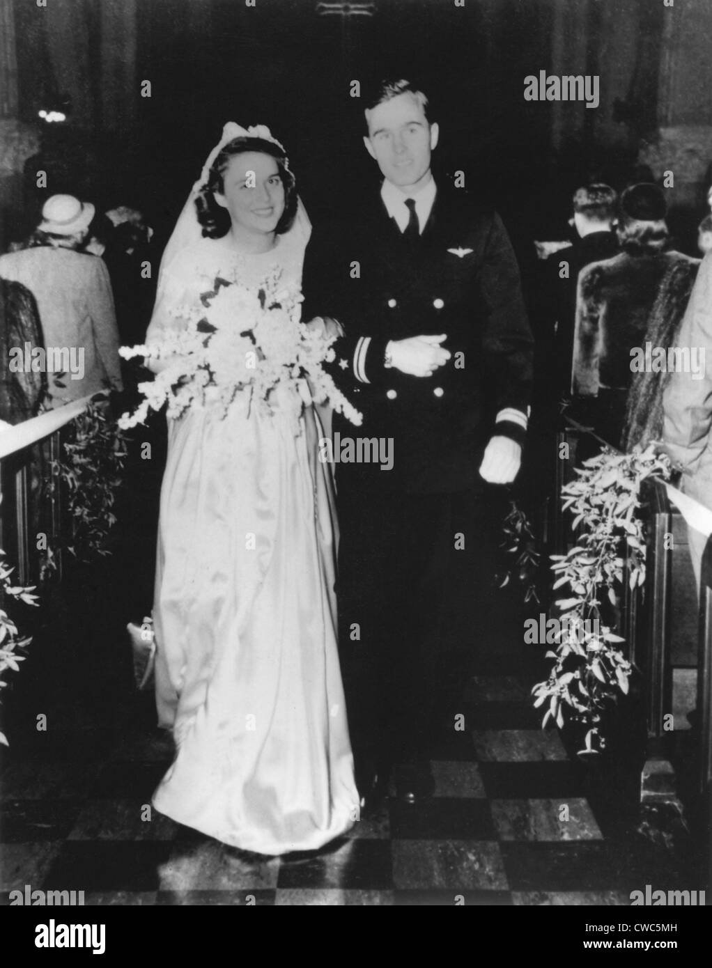 Nous l'avenir le Président George H. W. Bush et Barbara Bush le jour de leur mariage dans le seigle New York. Le 6 janvier 1945. Banque D'Images