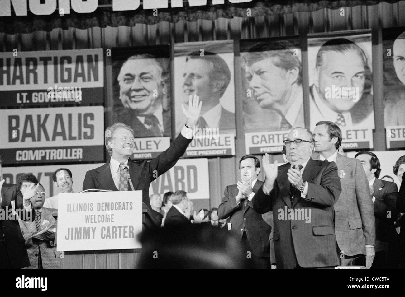 Jimmy Carter et le maire Richard J. Daley lors de la Convention démocratique de l'Etat de l'Illinois à Chicago en Illinois. Le 9 septembre prochain. 1976. Banque D'Images