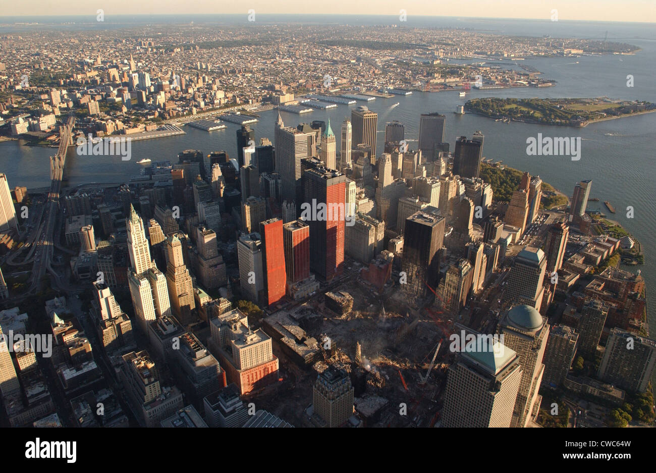 Vue aérienne de l'opération de récupération sur le site du World Trade Center. Vue inclut le pont de Brooklyn Brooklyn New Banque D'Images