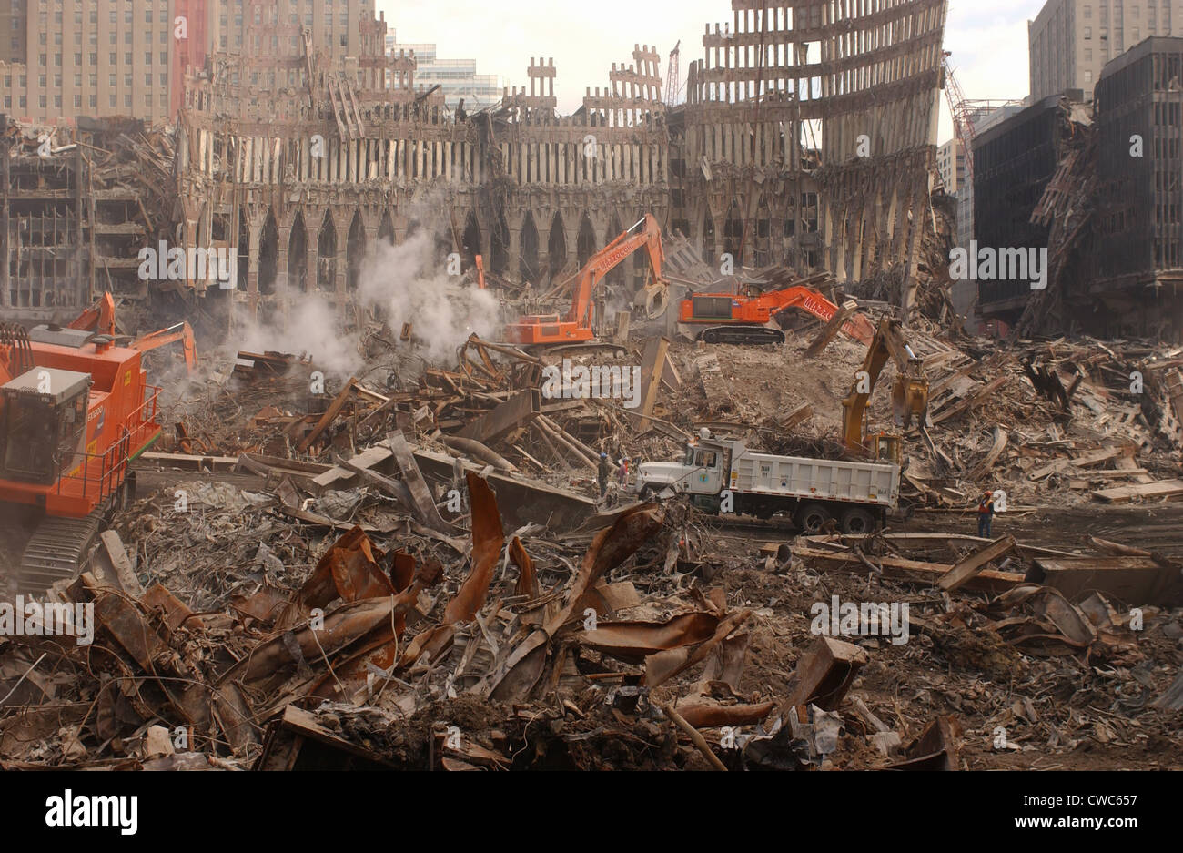 Un mois après les attaques terroristes de l'équipement lourd continue l'enlèvement des débris au site du World Trade Center. Vue depuis le Banque D'Images