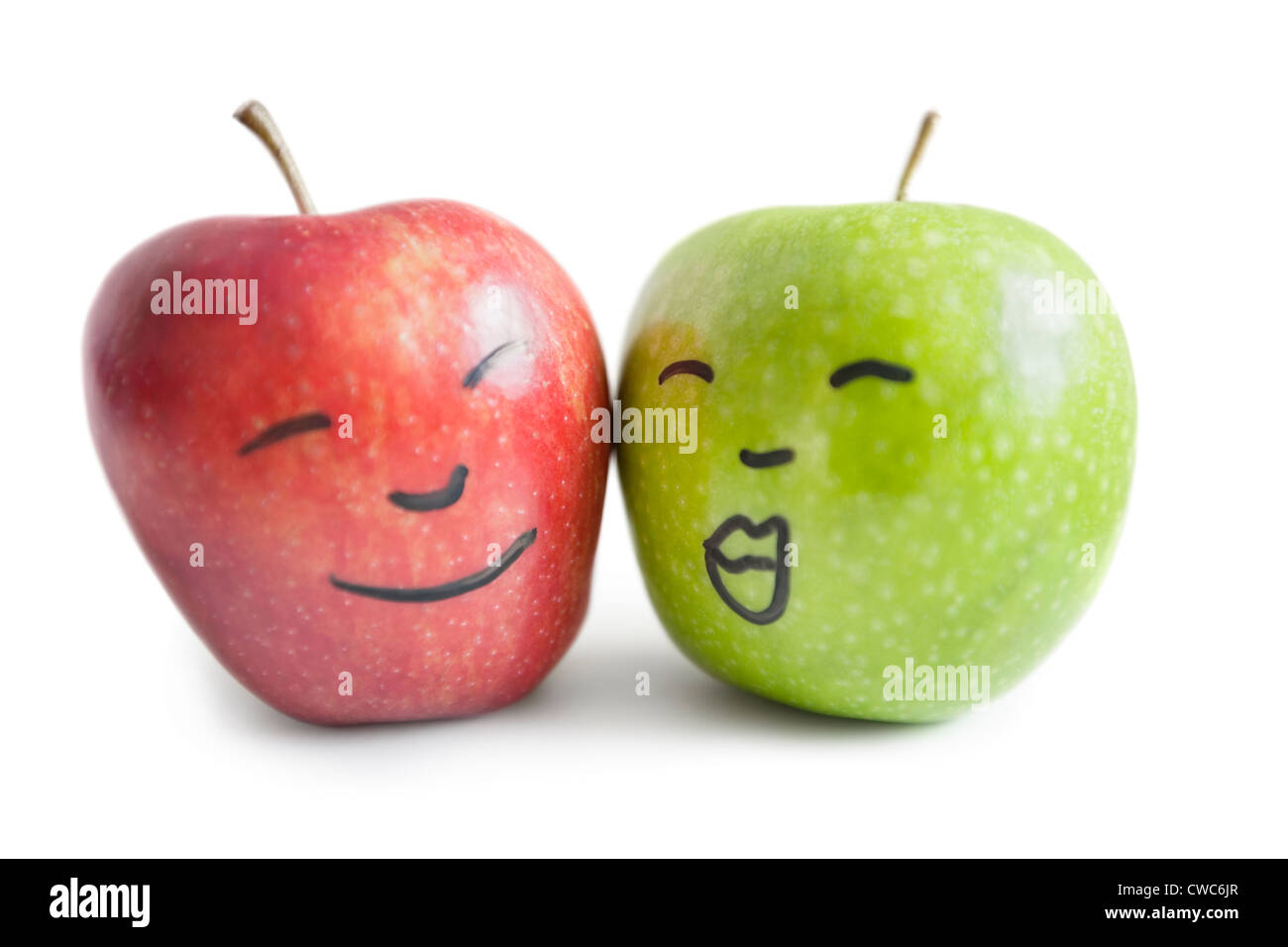 Des pommes rouges et vertes avec visage sur fond blanc Banque D'Images