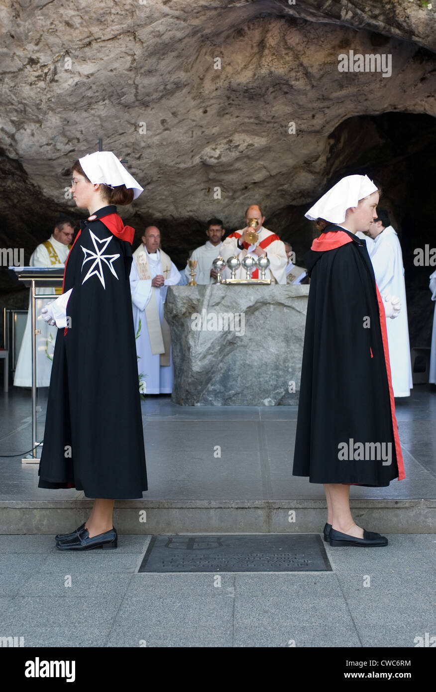 Les croyants prier à la Grotte de Massiabelle à Lourdes, France Banque D'Images