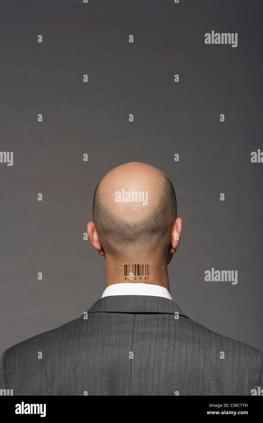 Homme chauve dirigé avec code-barres sur son cou sur fond gris Banque D'Images