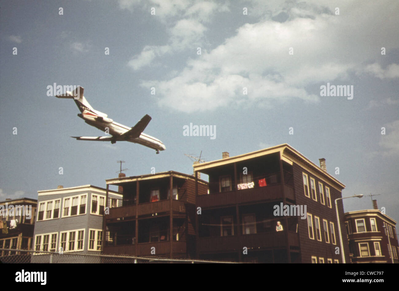 Jet Liner qui viennent pour l'atterrissage à l'aéroport de Logan à East Boston. Juin 1973. Banque D'Images