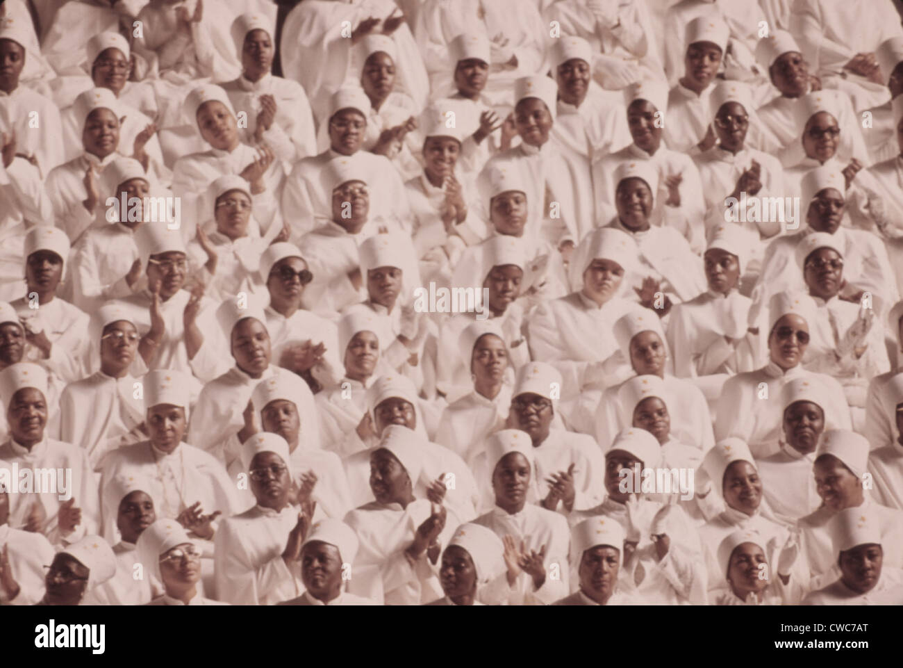 Les femmes musulmanes noir habillé en blanc félicite Elijah Muhammad la Journée annuelle du Sauveur message. Mars 1974. Banque D'Images