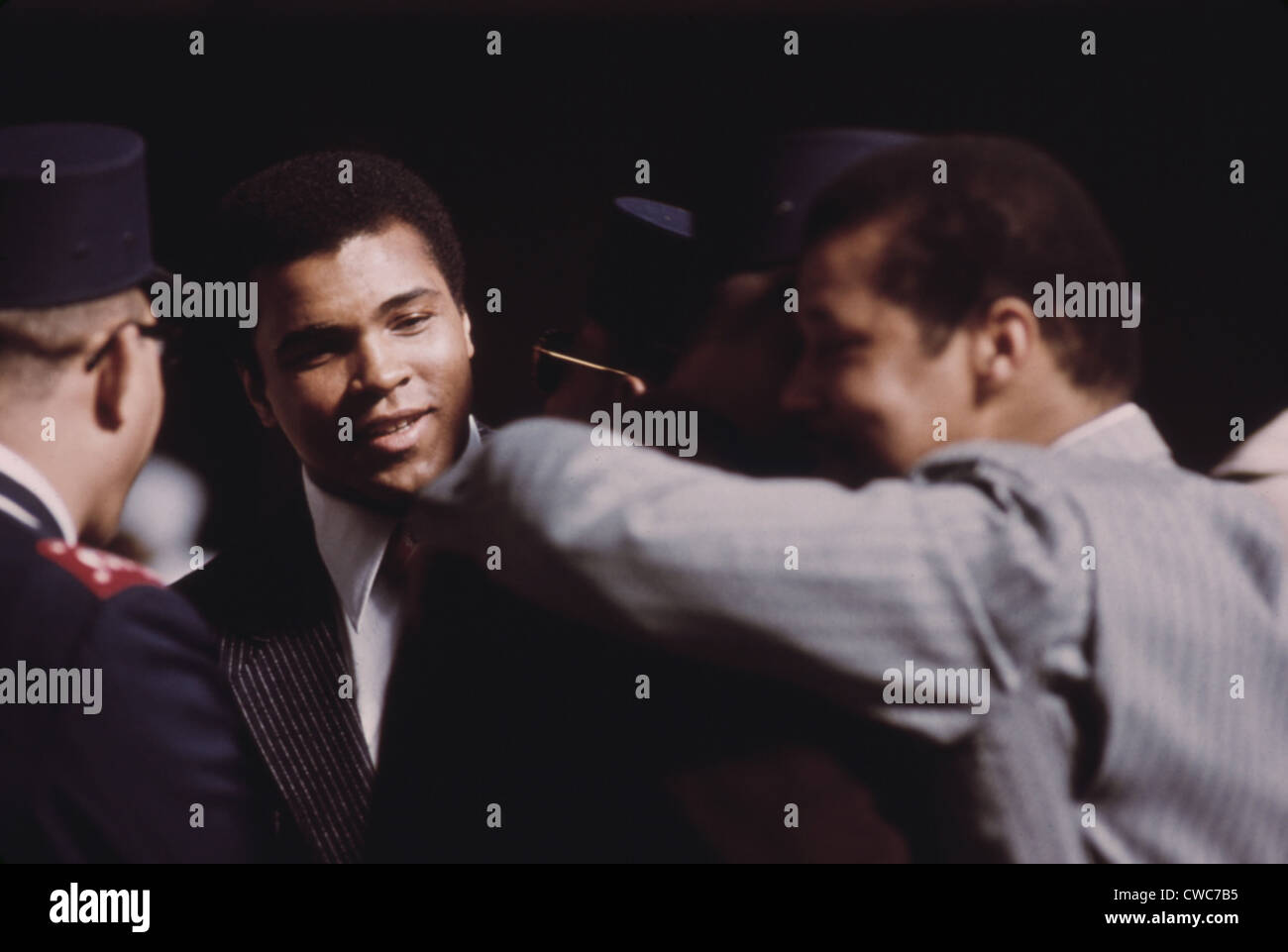 Muhammad Ali parle avec d'autres Musulmans noirs de Chicago en mars 1974. Banque D'Images
