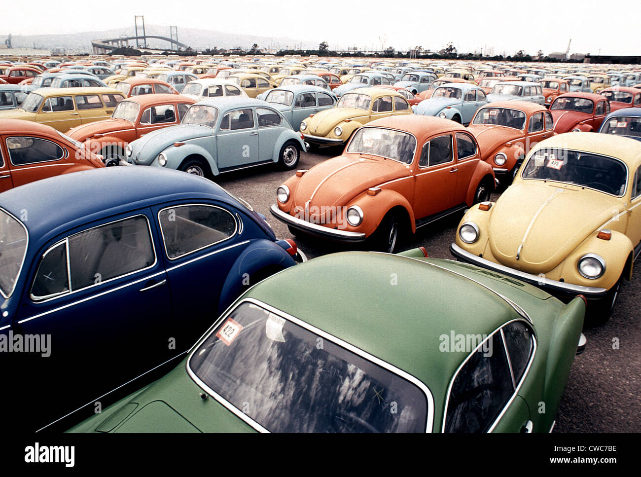 Les Coccinelles Volkswagen importés sur une jetée. Ces voitures allemandes voitures japonaises importées ont été parmi les millions de concurrencer Banque D'Images