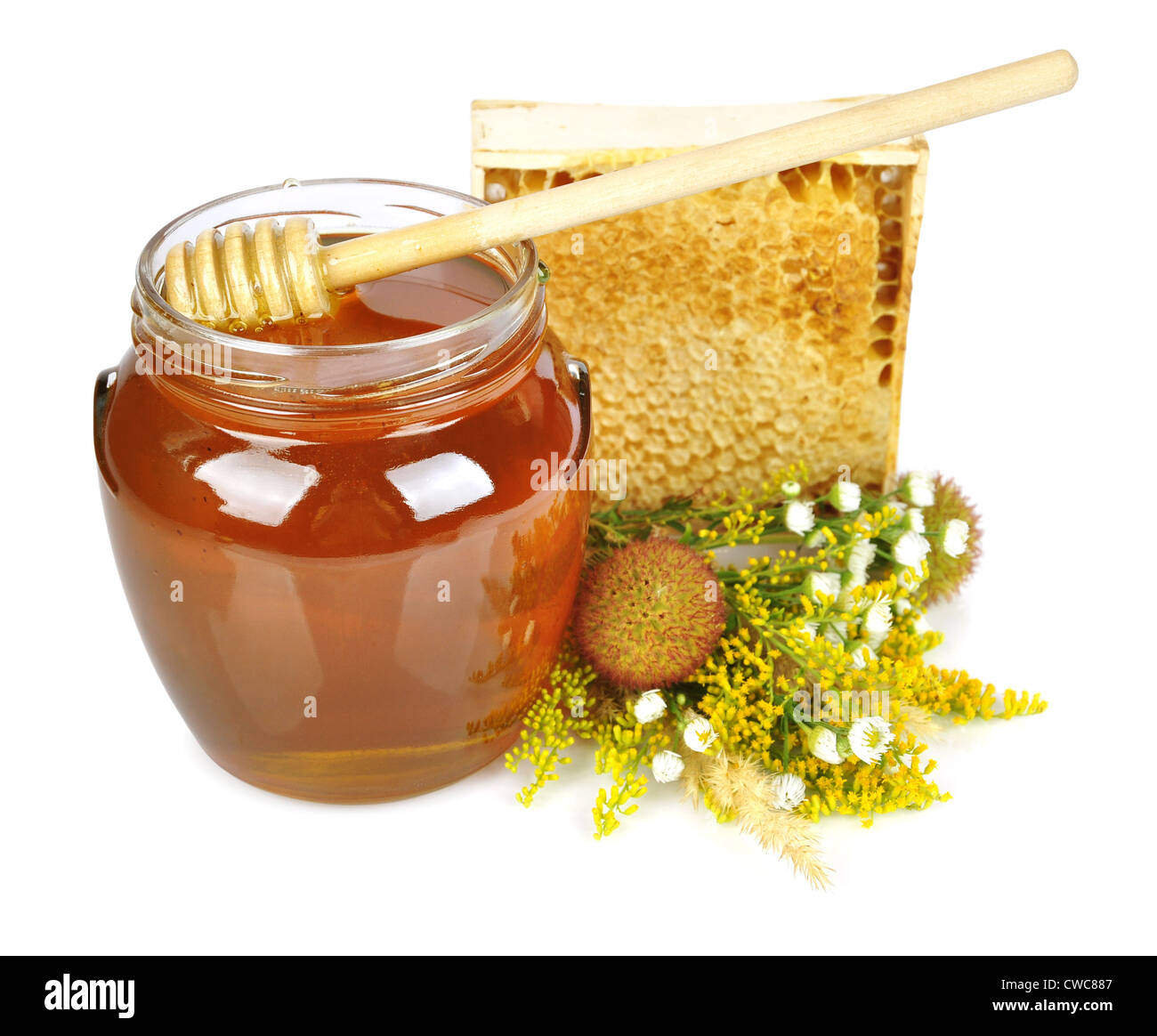 Le miel sucré dans un bocal en verre avec du miel goutteur, miel frais en peigne et bouquet de fleurs sauvages Banque D'Images