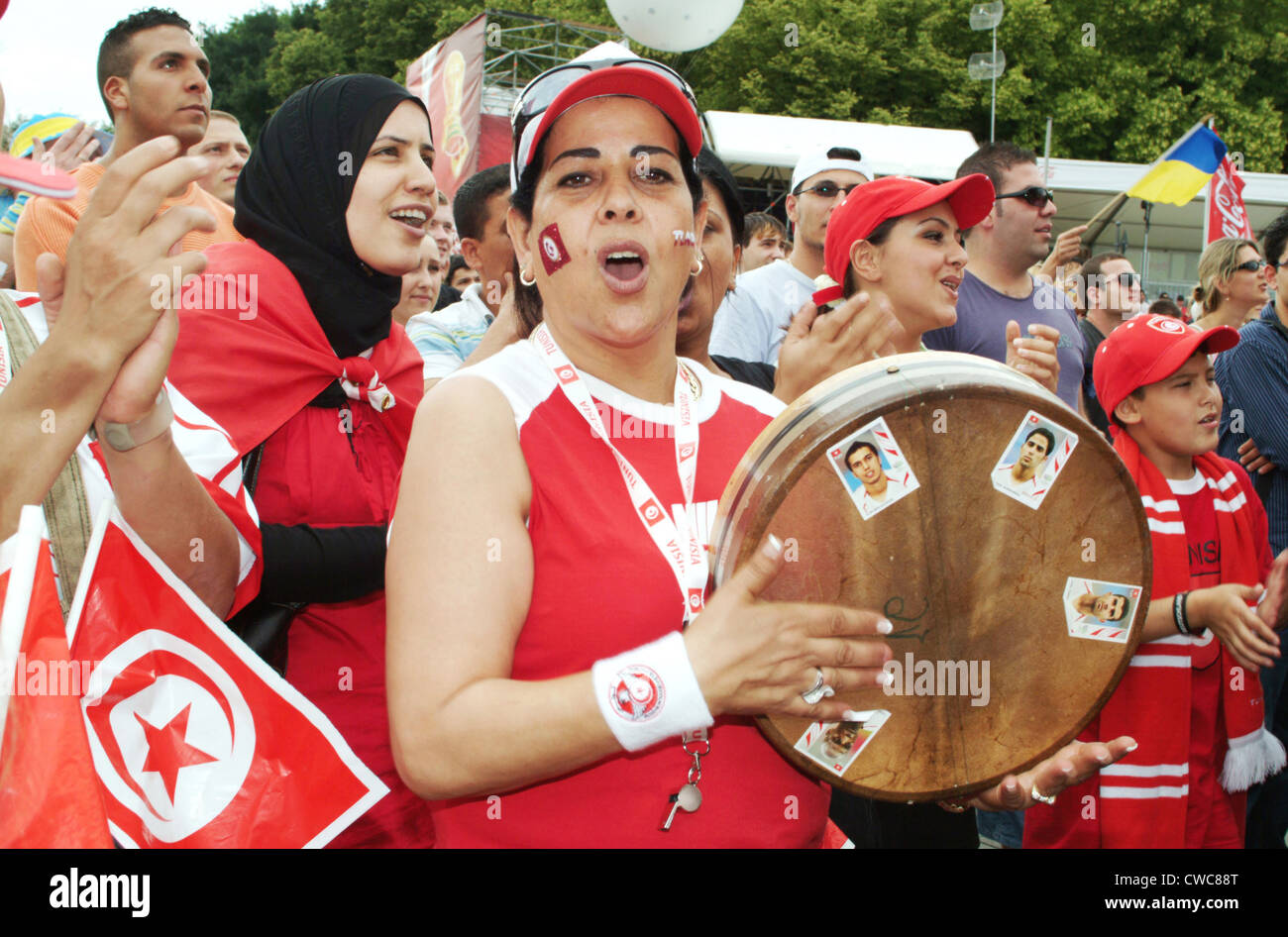 Berlin, femme tunisienne fans sur le Mile du ventilateur Banque D'Images