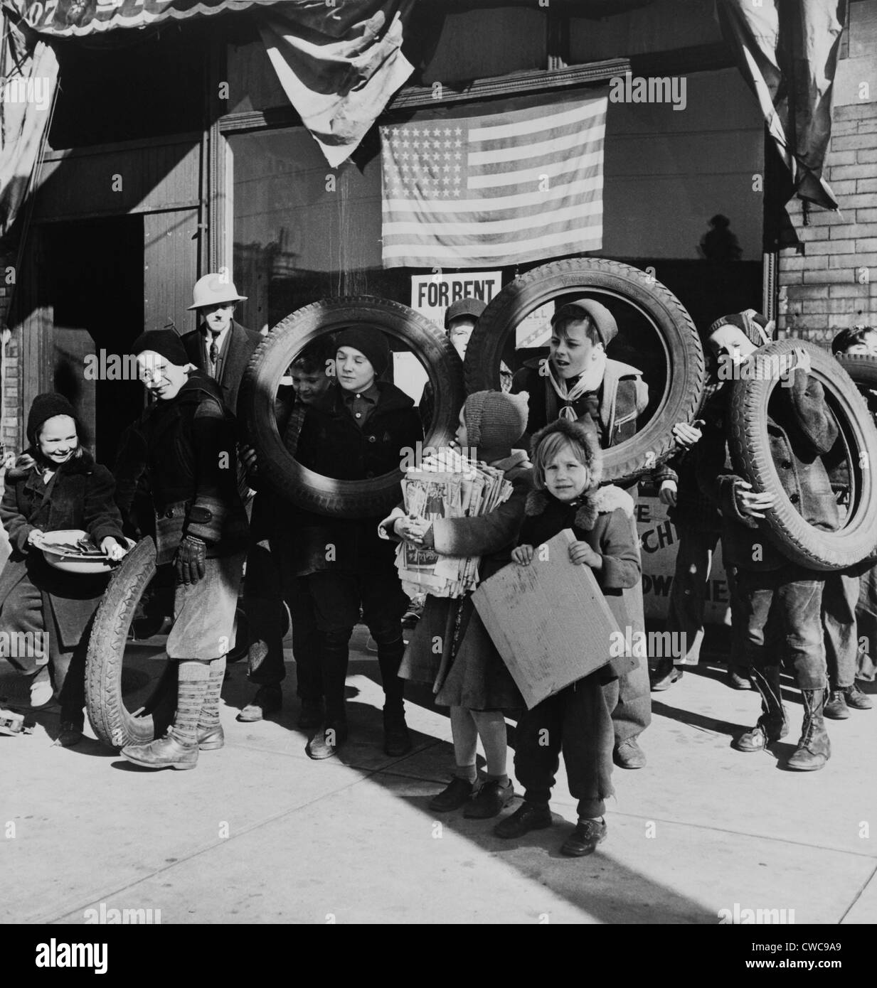 Amener les enfants à la ferraille de Bureau de l'édifice du quartier général de la défense civile. Novembre 1943 de Chicago. Banque D'Images