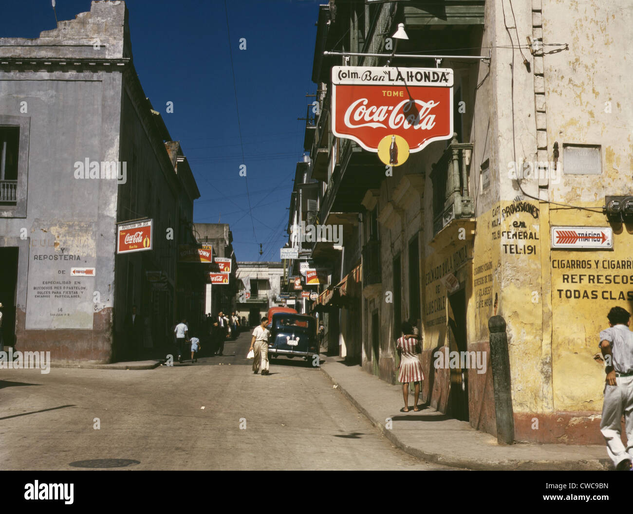 Dans la rue San Juan Puerto Rico où beaucoup d'annoncer avec Coca Cola signes. 31/12/1941. Banque D'Images