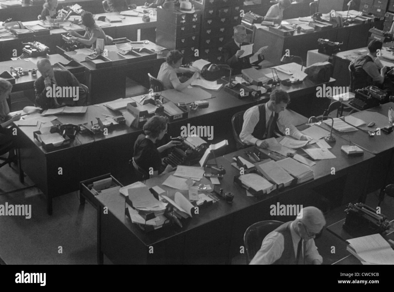 Les employés de bureau du gouvernement fédéral à l'serrées qu'un bureau à Washington, D.C. 1939. Banque D'Images