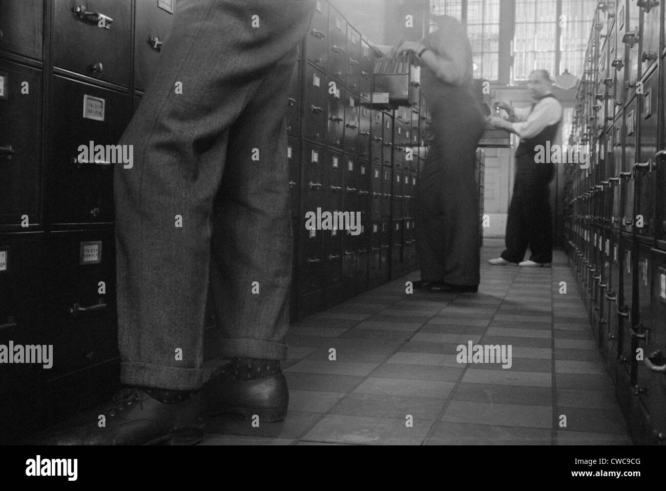 Les employés de bureau du gouvernement fédéral recherche de fichiers à Washington D.C. 1939. Banque D'Images
