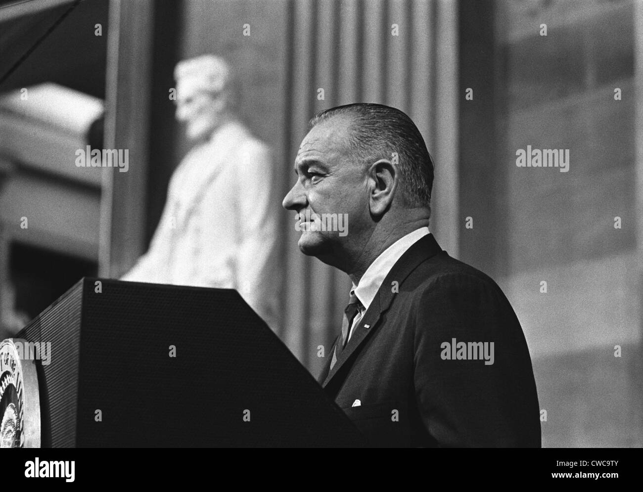 Le Président Lyndon Johnson s'exprimant dans la rotonde du capitole avant de signer la Loi sur le droit de vote. 6 août 1965. Banque D'Images