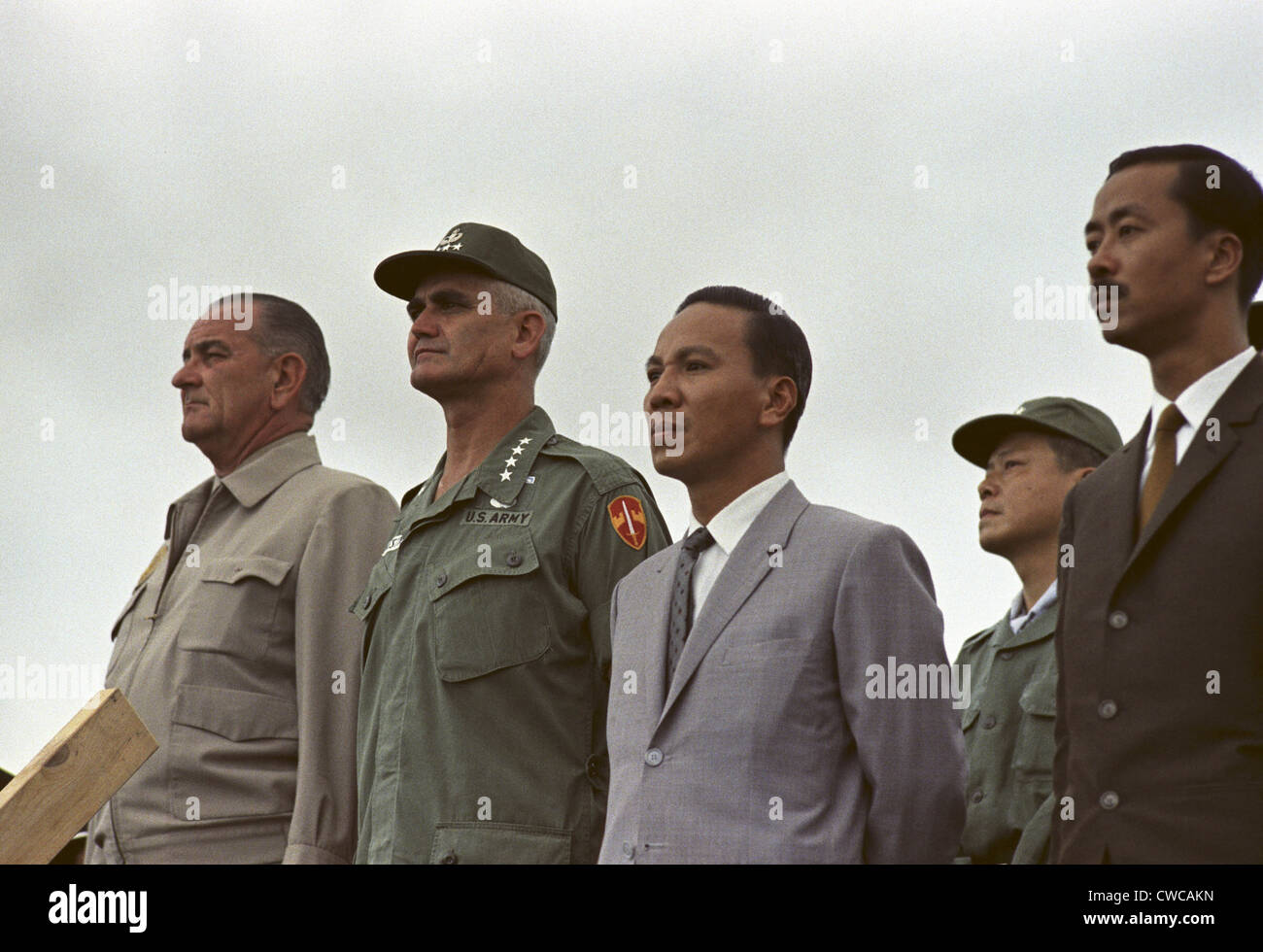 Le président Johnson au Vietnam du Sud. À la base aérienne de la baie de Cam Ranh, sont le président Lyndon Johnson, le général William Westmoreland, le Lieutenant Général Banque D'Images